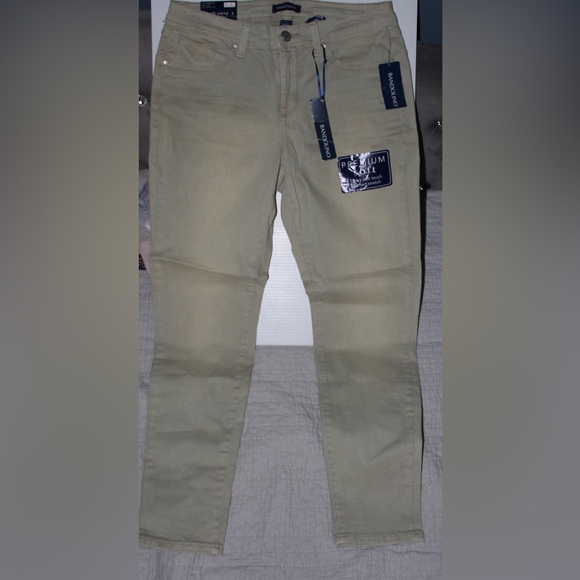 Bandolino "Lisbeth Curvy" Skinny Jeans - Picture 1 of 4